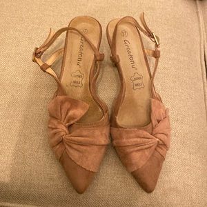Soft pink mauve suede pumps